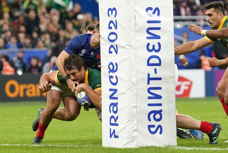 Eben Etzebeth dives in for South Africa’s fourth try