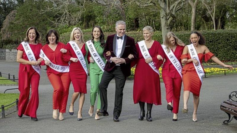 Rose of Tralee presenter D&aacute;ith&iacute; &Oacute; S&eacute; with former Roses. Picture, RT&Eacute; 