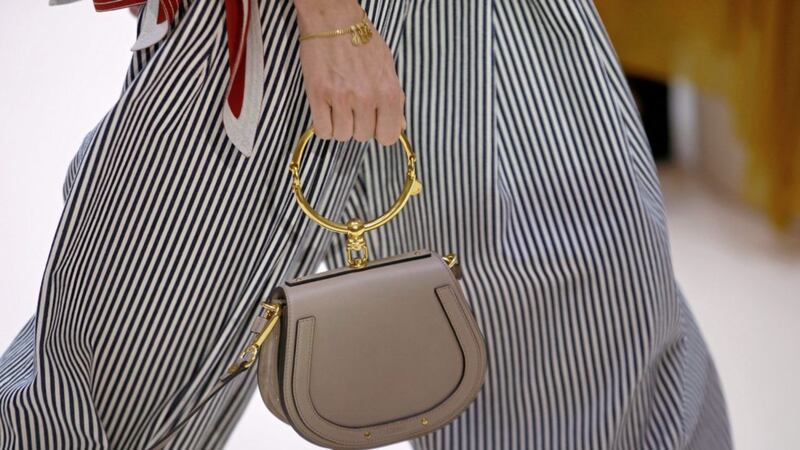 Dune&#39;s mushroom grey mini saddle bag from Chloe&#39;s Spring-Summer 2017 Ready to Wear fashion collection 