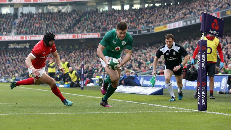 <strong>An t-&uacute;d &uacute;d</strong>: Ireland's Jacob Stockdale (centre) scores his side's first try past Wales' Leigh Halfpenny (left) during the RBS Six Nations match at the Aviva Stadium, Dublin. Pic: Brian Lawless/PA Wire.&nbsp;