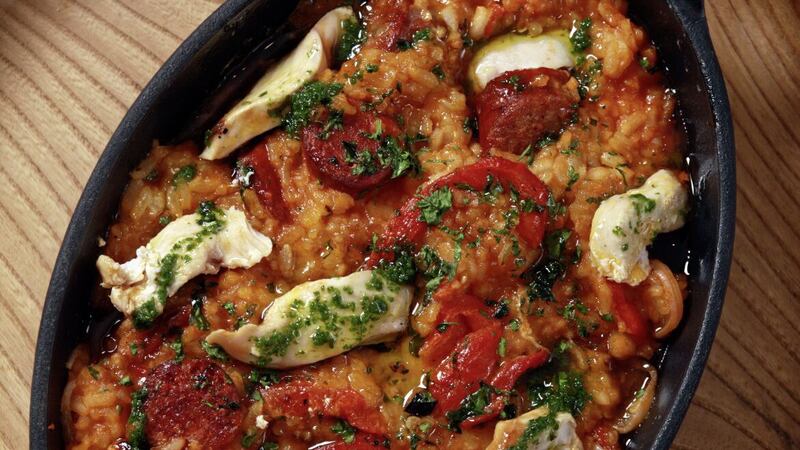 Baked rice with chicken and red peppers 