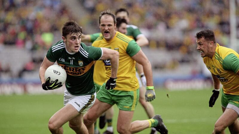 Donegal&#39;s Michael Murphy closes in on Kerry playmaker Sean O&#39;Shea during yesterday&#39;s Super 8s clash at Croke Park. Picture by Seamus Loughran 