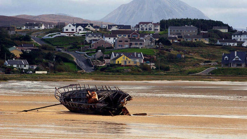 B&aacute;d Eddie, with Mount Errigal in the background. Picture by John Daye at English Wikipedia 