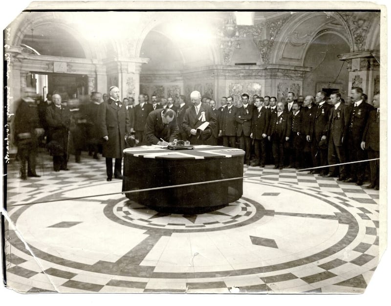 Edward Carson signs the Ulster Covenant at Belfast City Hall 