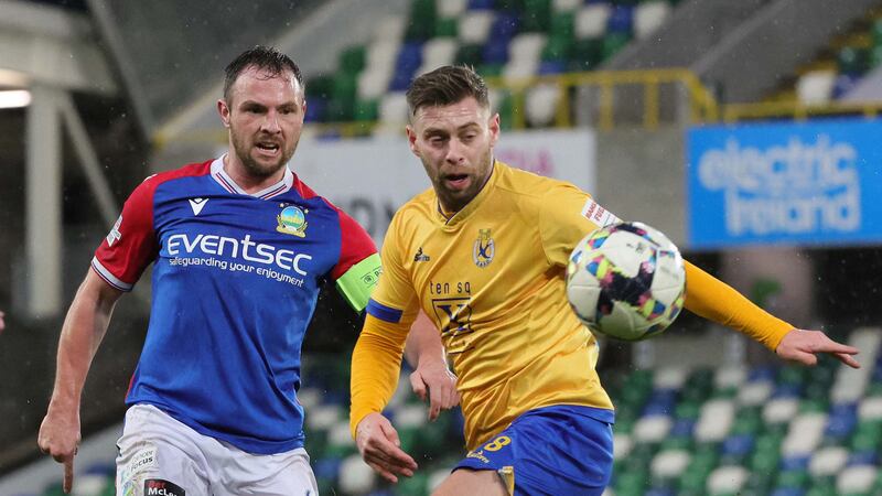 Pacemaker Press 91223
Linfield v Dungannon Swifts  Sports Direct Premiership
Dungannon's James Knowles and Linfield's Jamie Mulgrew during today's game at Windsor Park Belfast.  Photo by David Maginnis/Pacemaker Press