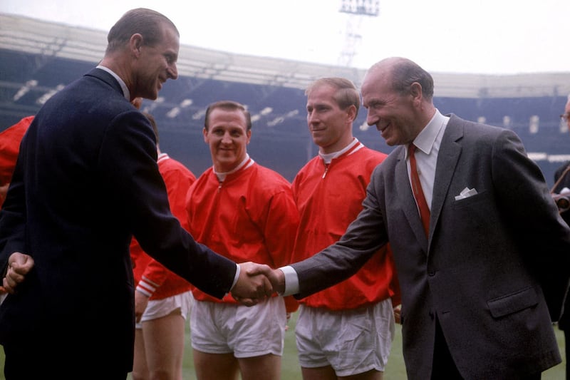 Matt Busby (r) and Bobby Charlton won the FA Cup as Manchester United beat Leicester in the final in 1963