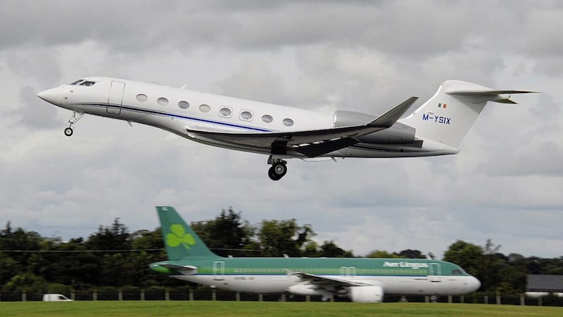 Former US president Bill Clinton is believed to have travelled to Derry to the funeral of Martin McGuinness on a jet owned by Irish billionaire Denis O&#39;Brien  