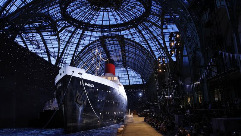 Kristen Stewart, Ralph Fiennes and Margot Robbie were in Paris for the nautical show by Karl Lagerfeld.