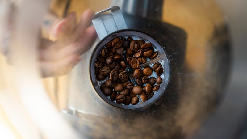 The fracturing and friction of coffee beans during grinding generates electricity that causes coffee particles to clump together and stick to the grinder (University of Oregon)