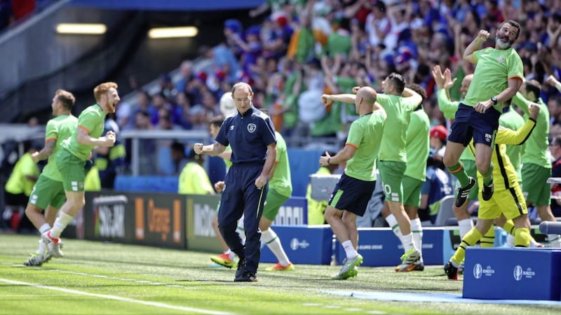 Republic of Ireland manager Martin O&#39;Neill (centre) and assistant manager Roy Keane (right) celebrate against France during Euro 2016 