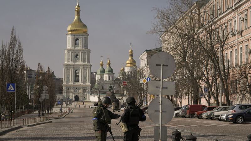 Ukrainian servicemen stand at a checkpoint in Kyiv, Ukraine, Thursday, March 24, 2022 (AP Photo/Vadim Ghirda)&nbsp;