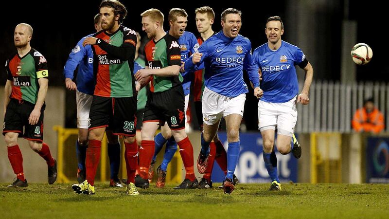 Glenavon's Kevin Braniff makes it 1-1 during Monday night's game against Glentoran at Mournview Park<br />Picture by Pacemaker&nbsp;
