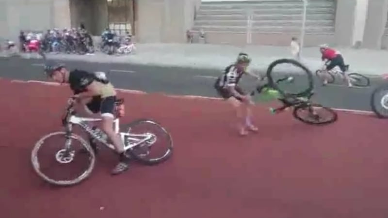 Watch these cyclists battle against 80km/h winds in Cape Town