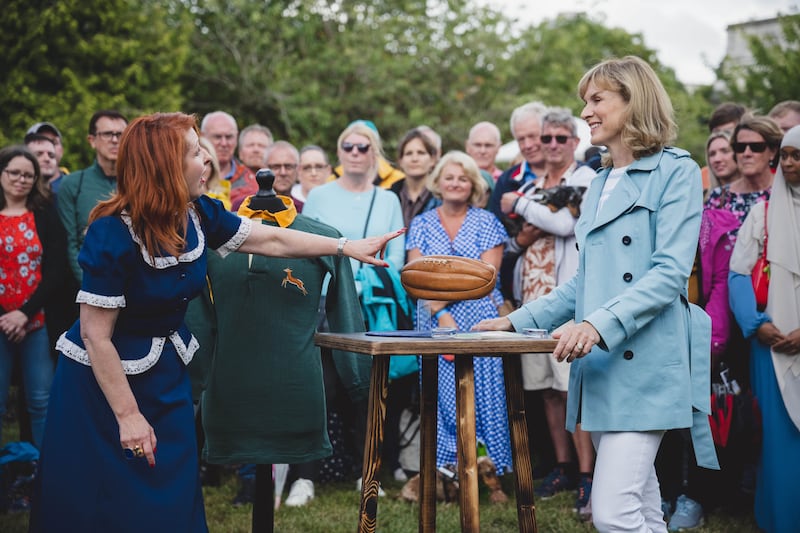Antiques Roadshow s46,14-01-2024,Alexandra Gardens 2,Expert Lisa Lloyd, Fiona Bruce,Expert Lisa Lloyd sets a challenge for Fiona Bruce with a rugby theme of basic, better, best,BBC Studios