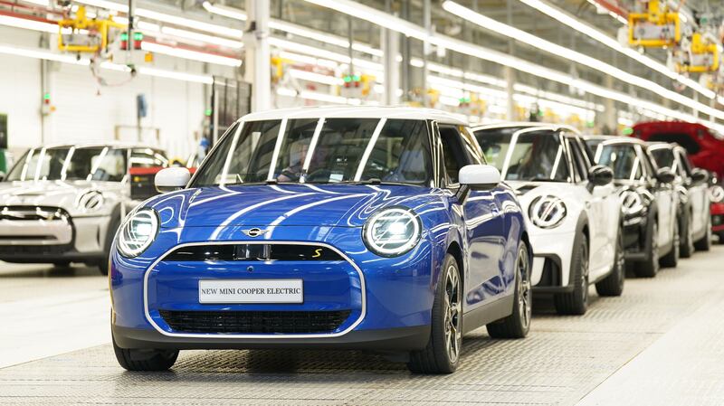 BMW has announced plans to invest £600 million to prepare its Mini factory in Oxford to build new electric cars after securing government funding