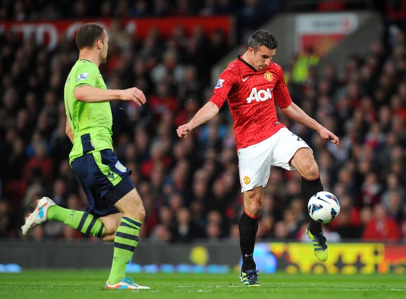 Manchester United’s Robin van Persie shoots to score
