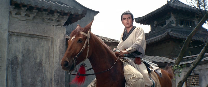 A scene from The Swordsman of Swordsmen showing Tien Peng as Tsai Ying-jie on horseback