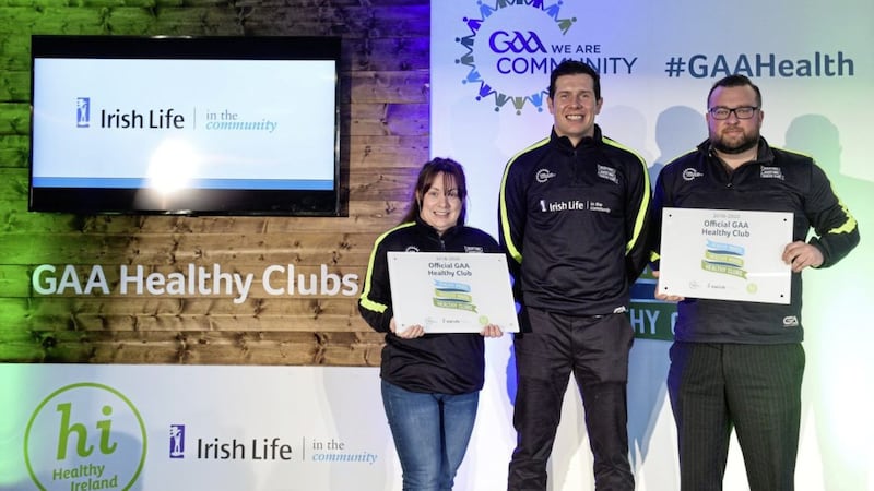 Tracy Monaghan from St Enda&rsquo;s, Omagh and Greencastle&rsquo;s Fearghal Mac Ruair&iacute; with their Healthy Club awards, alongside former Tyrone footballer Se&aacute;n Cavanagh, Healthy Clubs ambassador. Picture by Piaras &Oacute; M&iacute;dheach/Sportsfile 