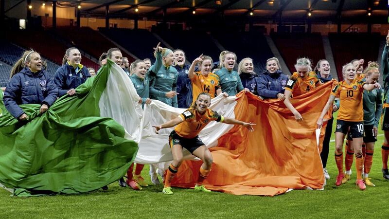 The Republic of Ireland women&#39;s football squad celebrate after qualifying for the 2023 World Cup 
