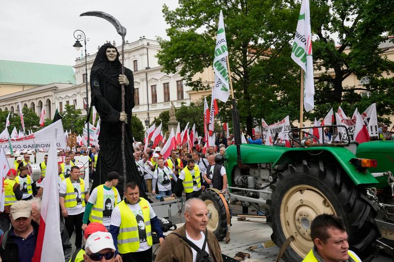 Polish farmers and other protesters gather in Warsaw (Czarek Sokolowski/AP)