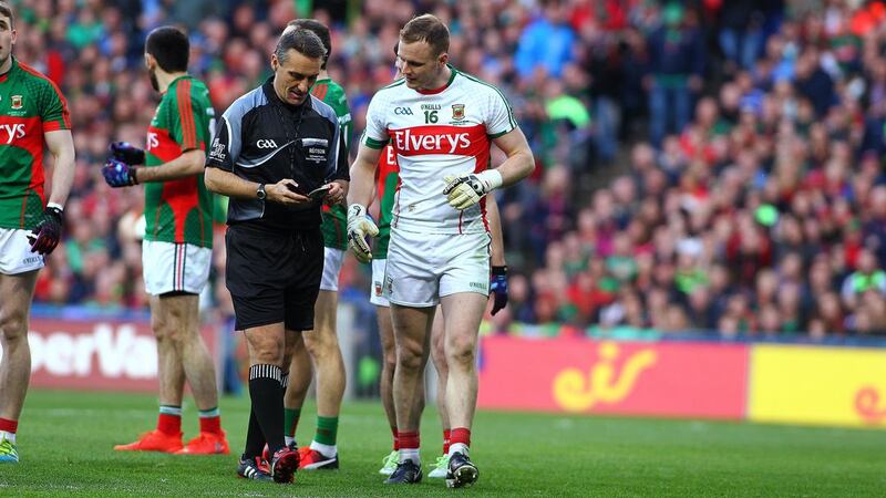 Mayo goalkeeper Rob Hennelly is black-carded by referee Maurice Deegan during last Saturday's All-Ireland SFC final replay &nbsp; &nbsp;<br />Picture by S&eacute;amus Loughran