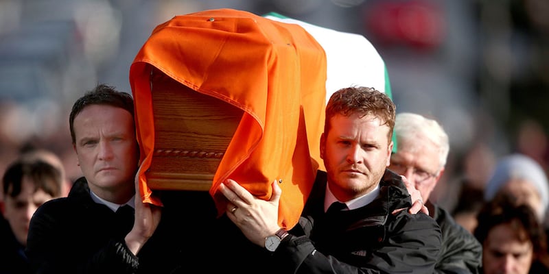 Martin McGuinness' sons Fiachra (left) and Emmet, carry his coffin<br /> <br />&nbsp;