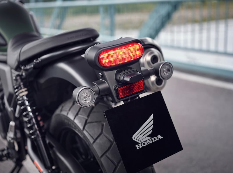 The rear indicators can automatically be triggered under heavy braking