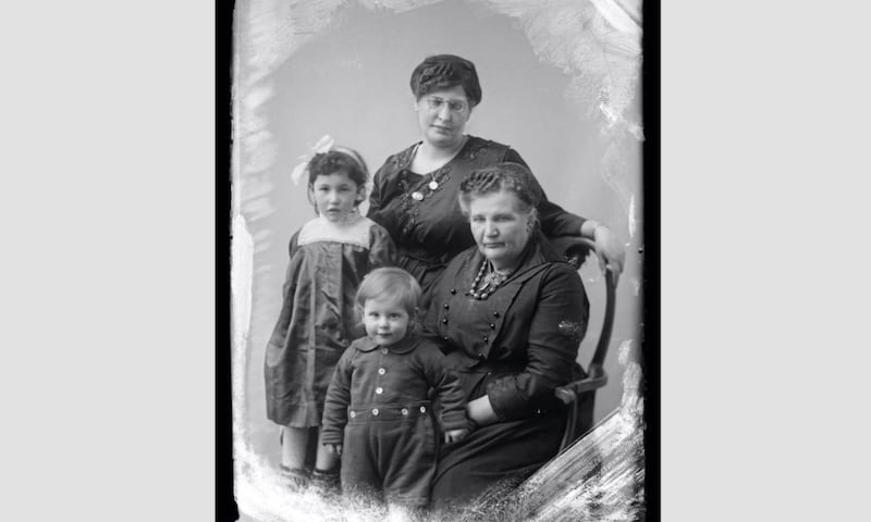 Rhoda Freeman from Belfast visits her family in Norway. Both her grandchildren in this photo were murdered in Auschwitz. The lady standing is Lill&#39;s grandma 
