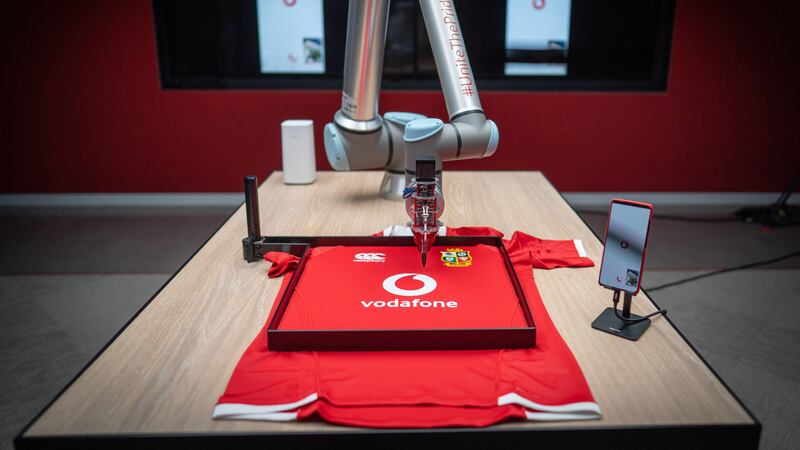 5G-powered robotic arm allowed Maro Itoje, Chris Harris and Ken Owens in South Africa to sign jerseys located in London.