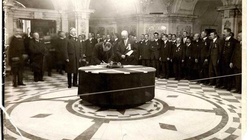Edward Carson signs the Ulster Covenant at Belfast City Hall (PRONI, <a href="http://www.creativecentenaries.org/" title="http://www.creativecentenaries.org/">http://www.creativecentenaries.org/</a>)