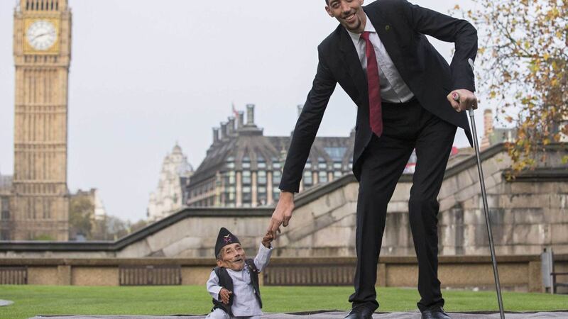 <b>N&iacute;os airde:</b> The world&rsquo;s tallest man Sultan Kosen (8ft 3in) meets the world&rsquo;s smallest Chandra Bahadur Dangi (1ft 9<sup>1</sup>&frasl;<sub>2</sub> in), in London for the Guinness World Records 60th birthday and a cup of tea!