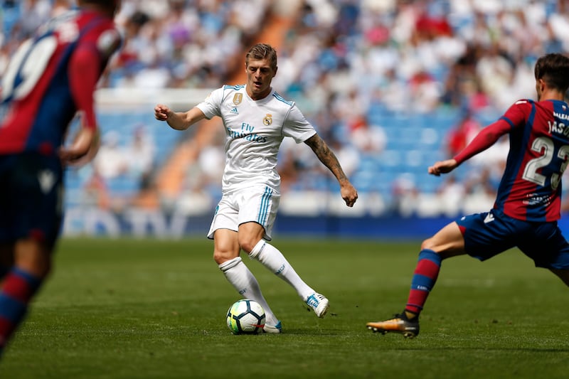 Real Madrid's Toni Kroos controls the ball next to Levante's David Remeseiro 