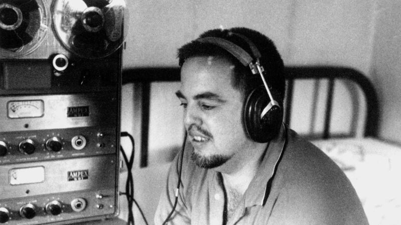 <b>ALAN LOMAX: </b>Bh&iacute; obair an bhailitheora n&iacute;os t&aacute;bhachta&iacute; n&aacute; an ceol amh&aacute;in &ndash; c&eacute; go bhfuil s&eacute; r&iacute;th&aacute;bhachtach &ndash; ach thug s&eacute; guth do dhaoine agus do phobail a bh&iacute; imeallaithe - an guth sin ag teacht frid ina gcuid amhr&aacute;n