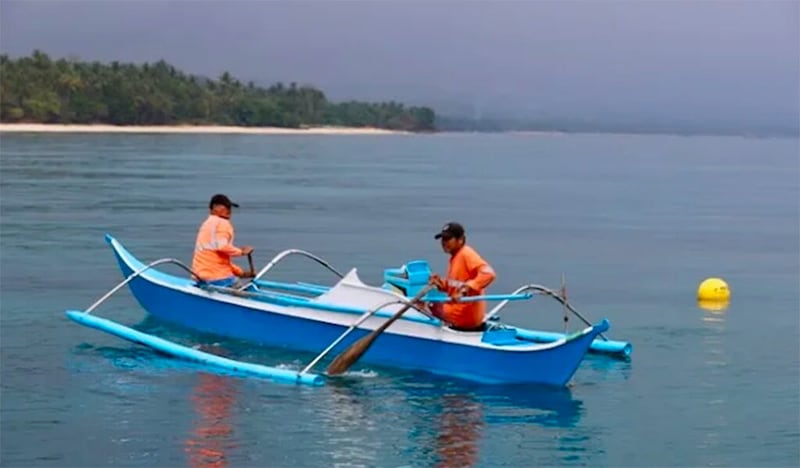 Joecil and Rogelio Regala of Sitio Colorado, Barangay Tigbao in Aroroy, Masbate patrol the marine protected area (MPA) to ensure compliance of the no-fishing rule. (Photo by Rhaydz B. Barcia)