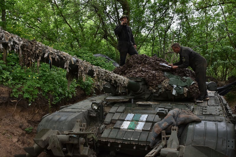 Ukrainian servicemen of the 65th brigade prepare their tank for the next operation to defend their positions (AP)