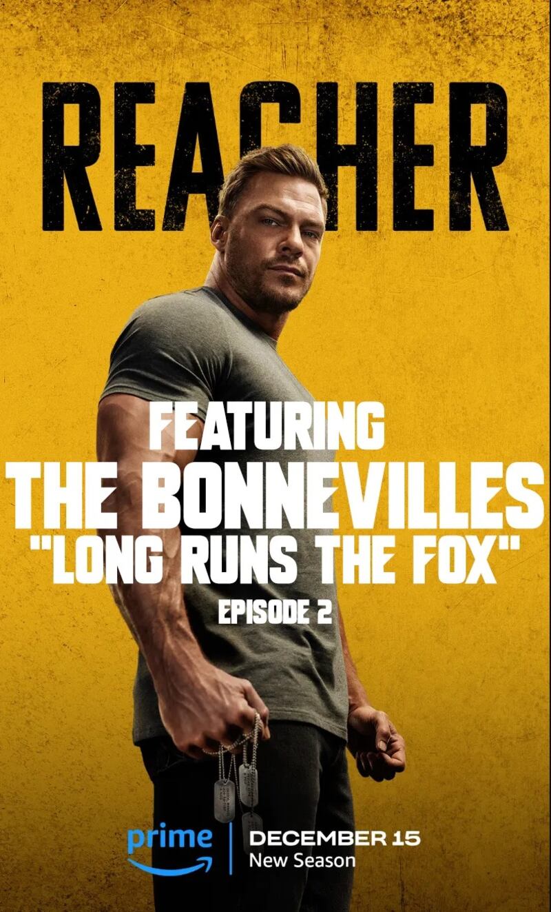 Image montrant l'acteur Alan Ritchson dans le rôle de Jack Reacher dans la série Prime Video Reacher, avec un texte indiquant que la chanson The Bonnevilles Long Runs The Fox est apparue dans la deuxième série.