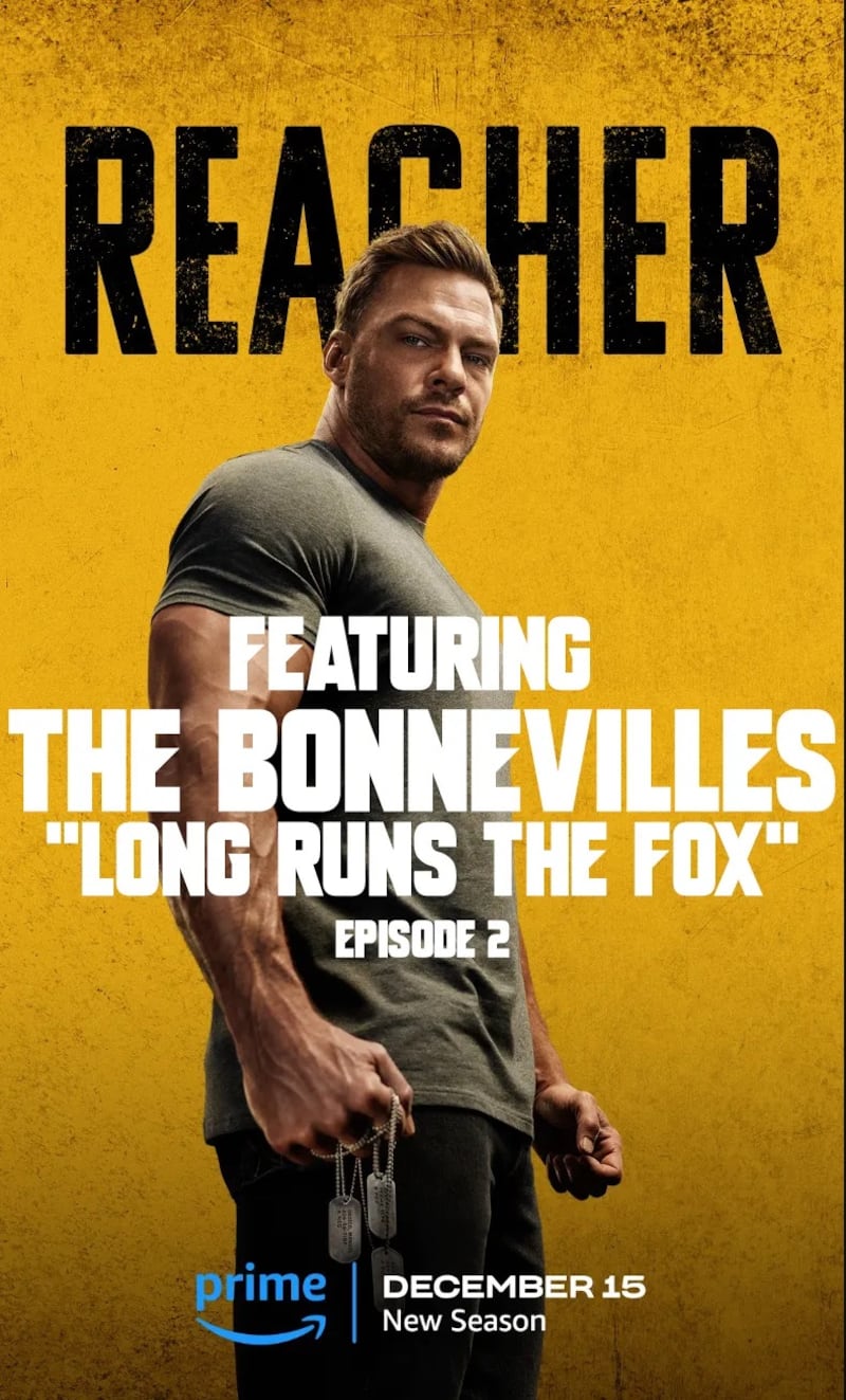Imagen que muestra al actor Alan Ritchson como Jack Reacher en la serie Reacher de Prime Video, con texto que indica que la canción The Bonnevilles Long Runs The Fox apareció en la segunda serie.