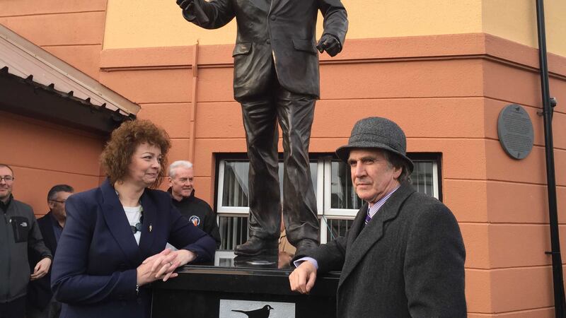 &nbsp;James Connolly Heron (right) unveils the state with Culture Minister Caral Ni Chuilin