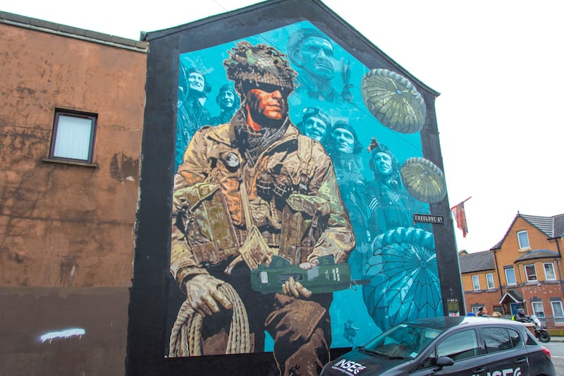 A new mural tour of east Belfast run by Turas aims to avoid paramilitary trappings.