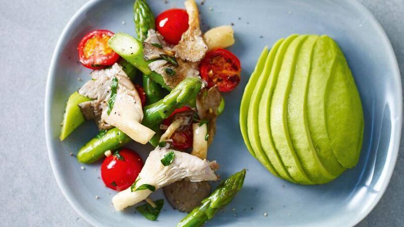Wok-fried asparagus, oyster mushrooms and basil with avocado 