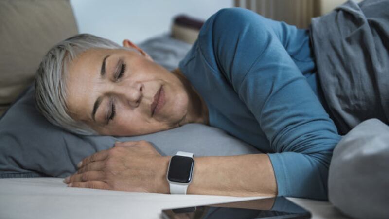 <b>CODLADH S&Aacute;MH:</b> We go through various stages of sleep at night (or lying on the sofa), from light to deep with some rapid eye movement going on as we dream and this can all be captured by various technologies on our wrists