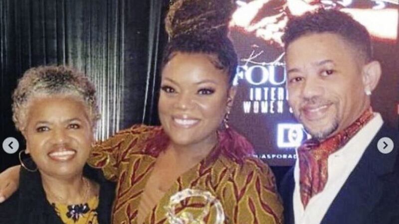 Yvette Nicole Brown with her mother Fran and brother Paris (DC) 