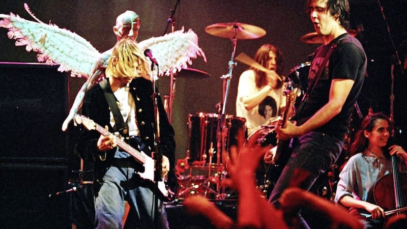 Kurt Cobain, Dave Grohl and Krist Novoselic with cellist Lori Goldstein during Nirvana&#39;s 1993 MTV Live &amp; Loud show 