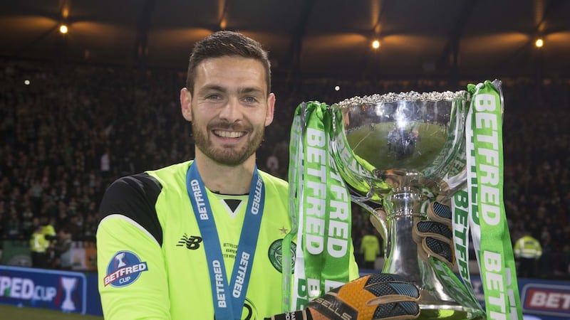 Celtic goalkeeper Craig Gordon has signed a new three-year contract with the Scottish champions.