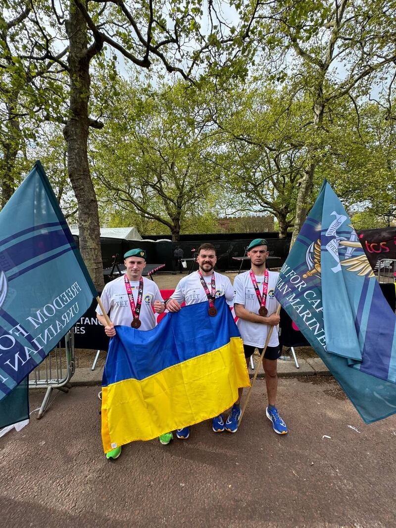 Oleksii Rudenko (left) and Heorhii Roshka (right) at the London Marathon with adaptive athlete and rehabilitation coach Slava Kulakovskyi (middle)
