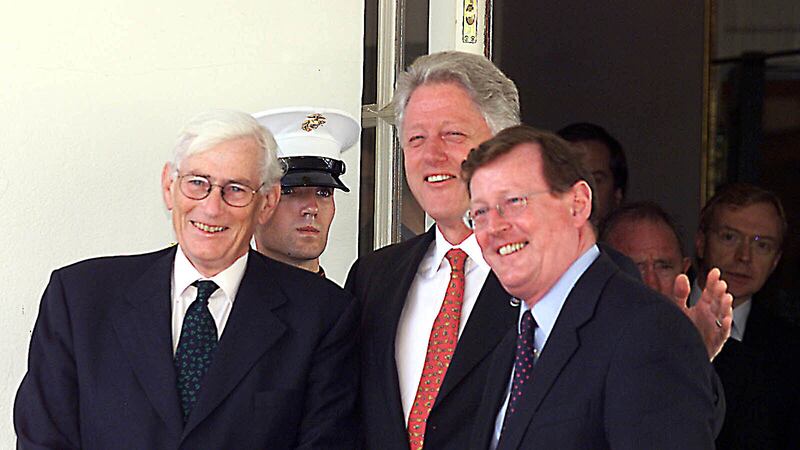 The then American President Bill Clinton jokes with Ulster Deputy First Minister Seamus Mallon (L) and First Minister David Trimble when they visited the White House in Washington, USA