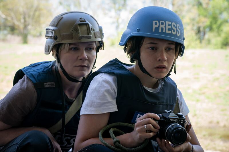 Kirsten Dunst as Lee and Cailee Spaeny as Jessie in Civil War