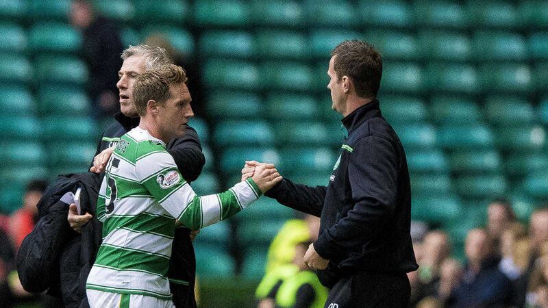 Celtic&#39;s Kris Commons shakes hands with manager Ronnie Deila as he is substituted during the Ladbrokes Scottish Premiership match at Celtic Park 