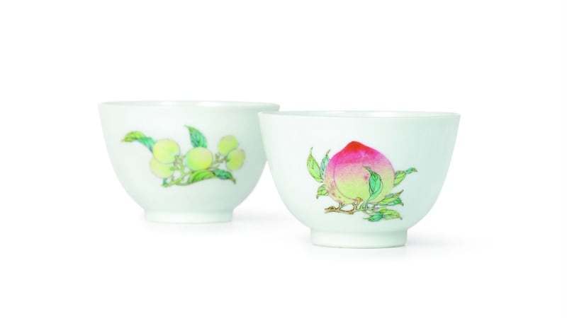 The cups are emblazoned with “sanduo” motifs in the famille-rose style.