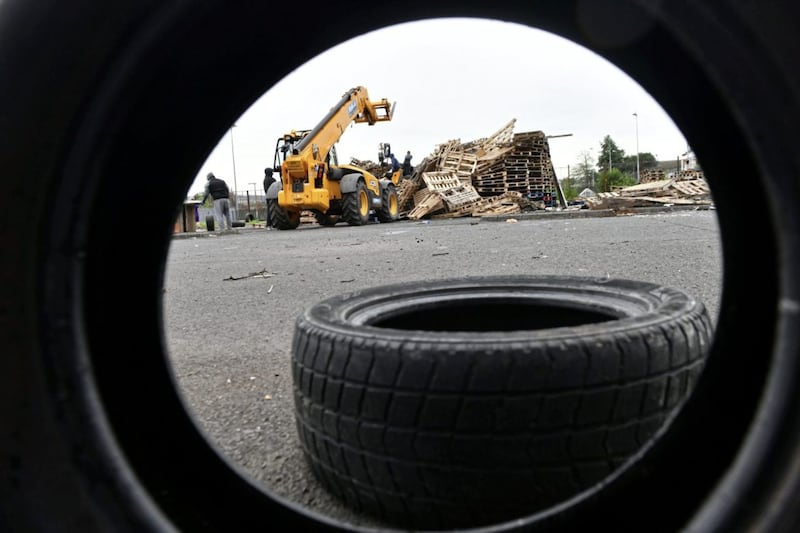 Bonfire builders at the Avoniel Leisure Centre site voluntarily removed tyres from their bonfire on Monday after a ruling from the City Council to clear the site. 